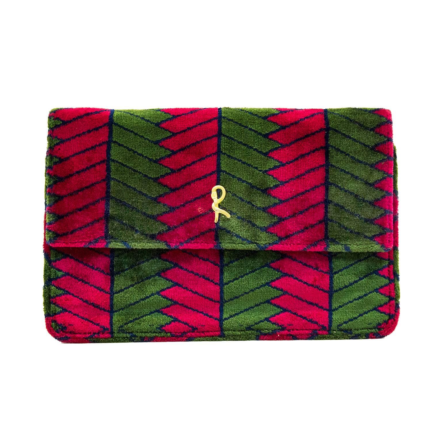 Darling little Roberta Di Camerino velvet, geometric green and magenta print clutch. Gold tone R logo on front, and gold tone long chain strap. Snap button closure and black leather lining. Excellent vintage condition, highly collectable. 

Length