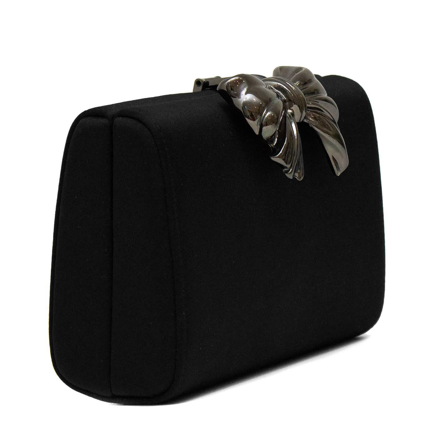 Une superbe pochette en satin noir du designer italien Rodo, prête pour le tapis rouge. Boucle en métal argenté au niveau du fermoir. Intérieur propre avec doublure du logo Rodo. Une bandoulière argentée de 23 pouces de long est cachée à l'intérieur