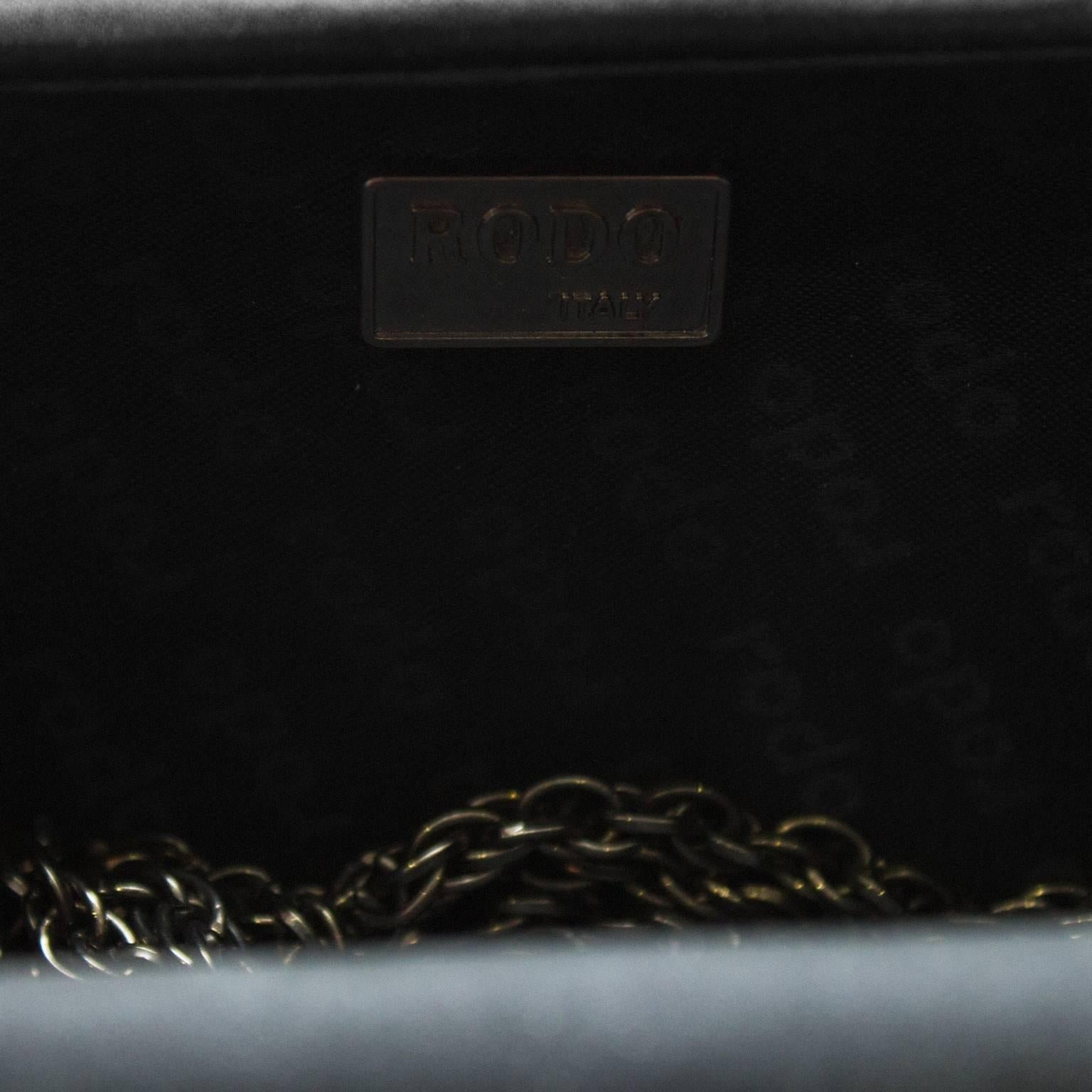 Rodo - Pochette en satin noir des années 1980 avec  Détail du nœud en métal  Pour femmes en vente