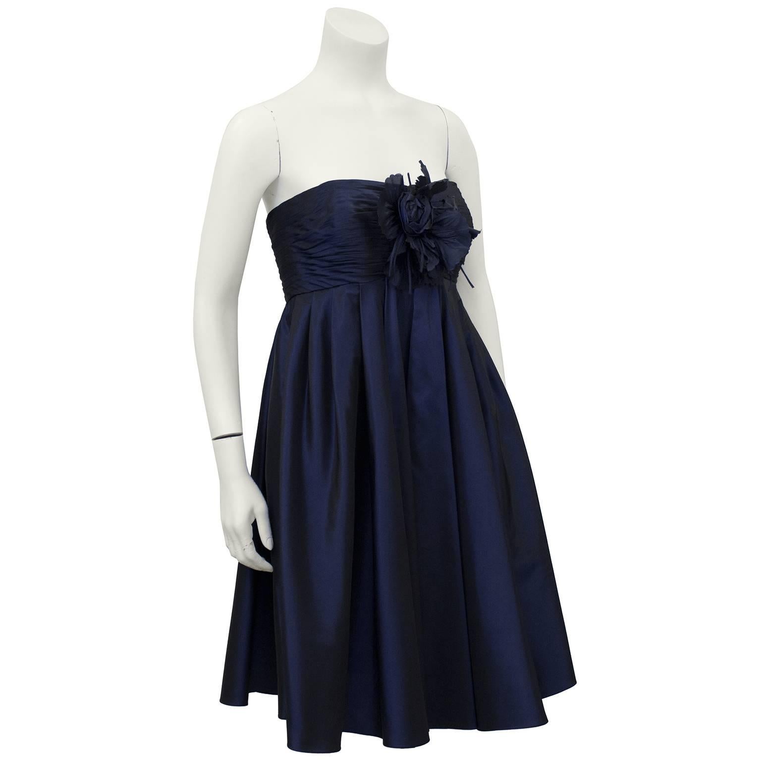1990's Bill Blass trägerloses marineblaues Seidentaft-Cocktailkleid mit Empire-Taille und einer großen Blume im Brustbereich. Mieder durchgehend entbeint. Ausgezeichneter Vintage-Zustand, passt wie eine US 4. 

Büste 32