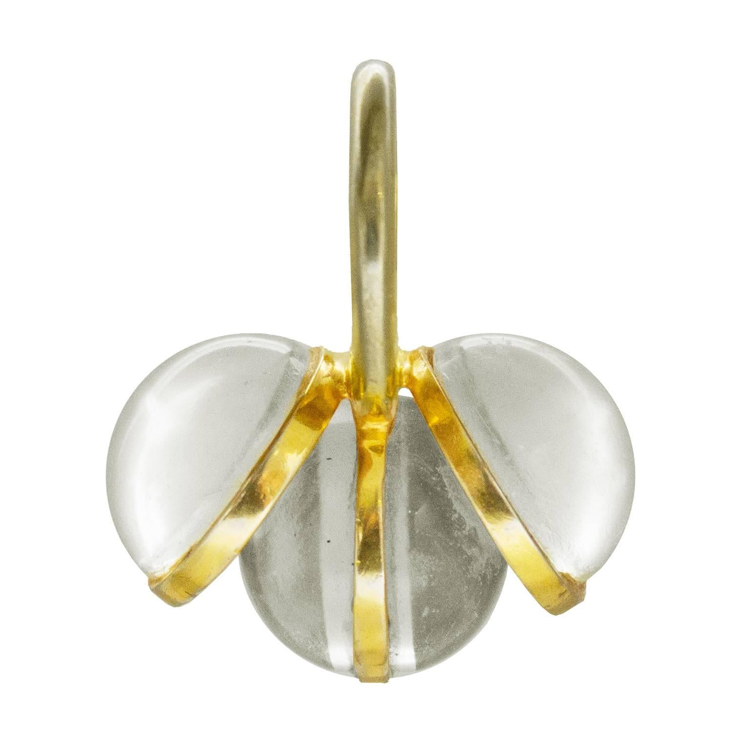 L'anello Judith Leiber dal look mod anni '80 è caratterizzato da un'insolita montatura con anelli multipli che danno l'impressione che il globo di plexi si muova nel tempo e nello spazio. Alcuni segni di usura sulla placcatura del metallo. Interni