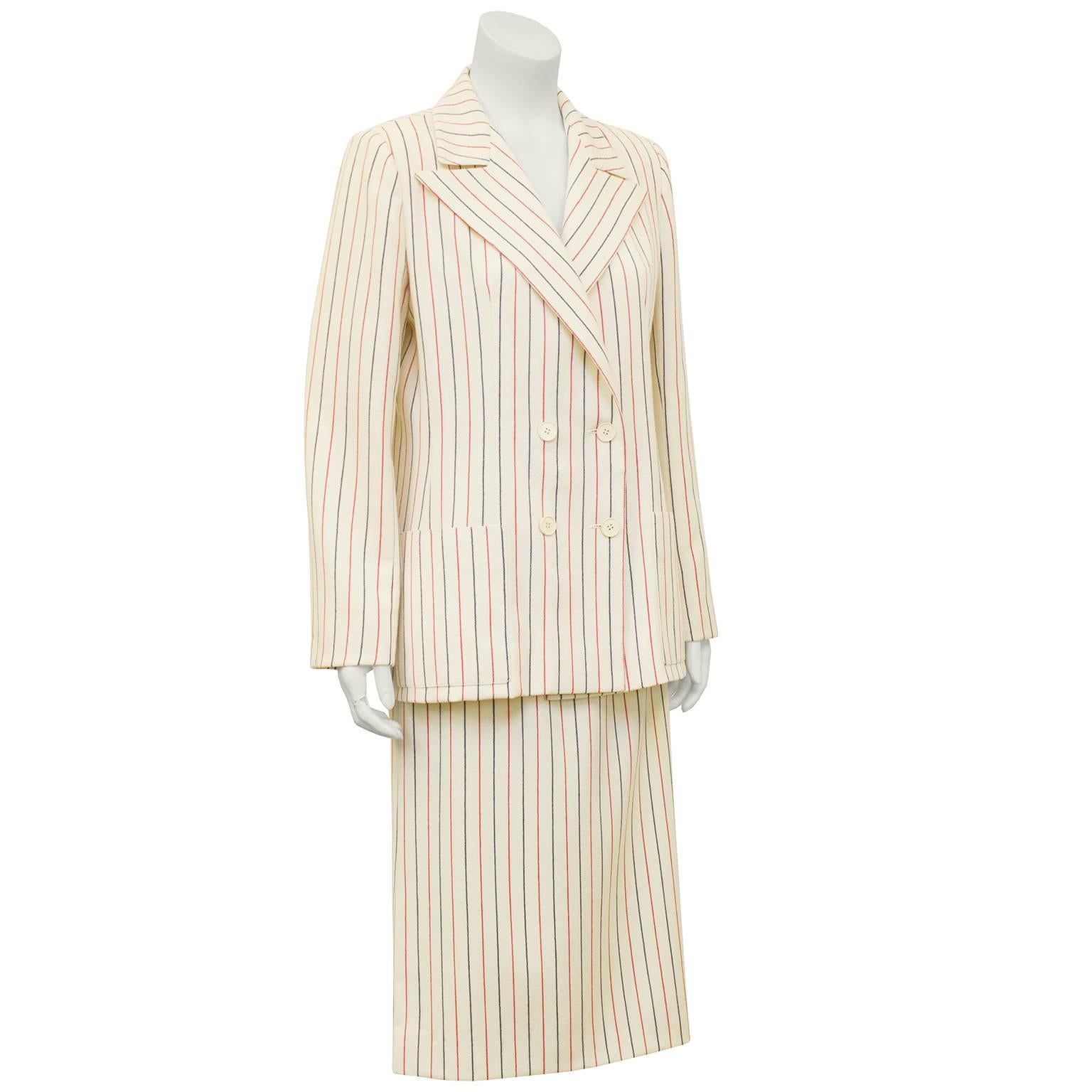 costume Scherrer des années 1980, crème avec jupe en laine à rayures rouges et bleu marine. Veste croisée avec boutons crème, col surdimensionné et poches plaquées. Jupe à taille haute, longueur genou. Peut être utilisé ensemble ou séparément.