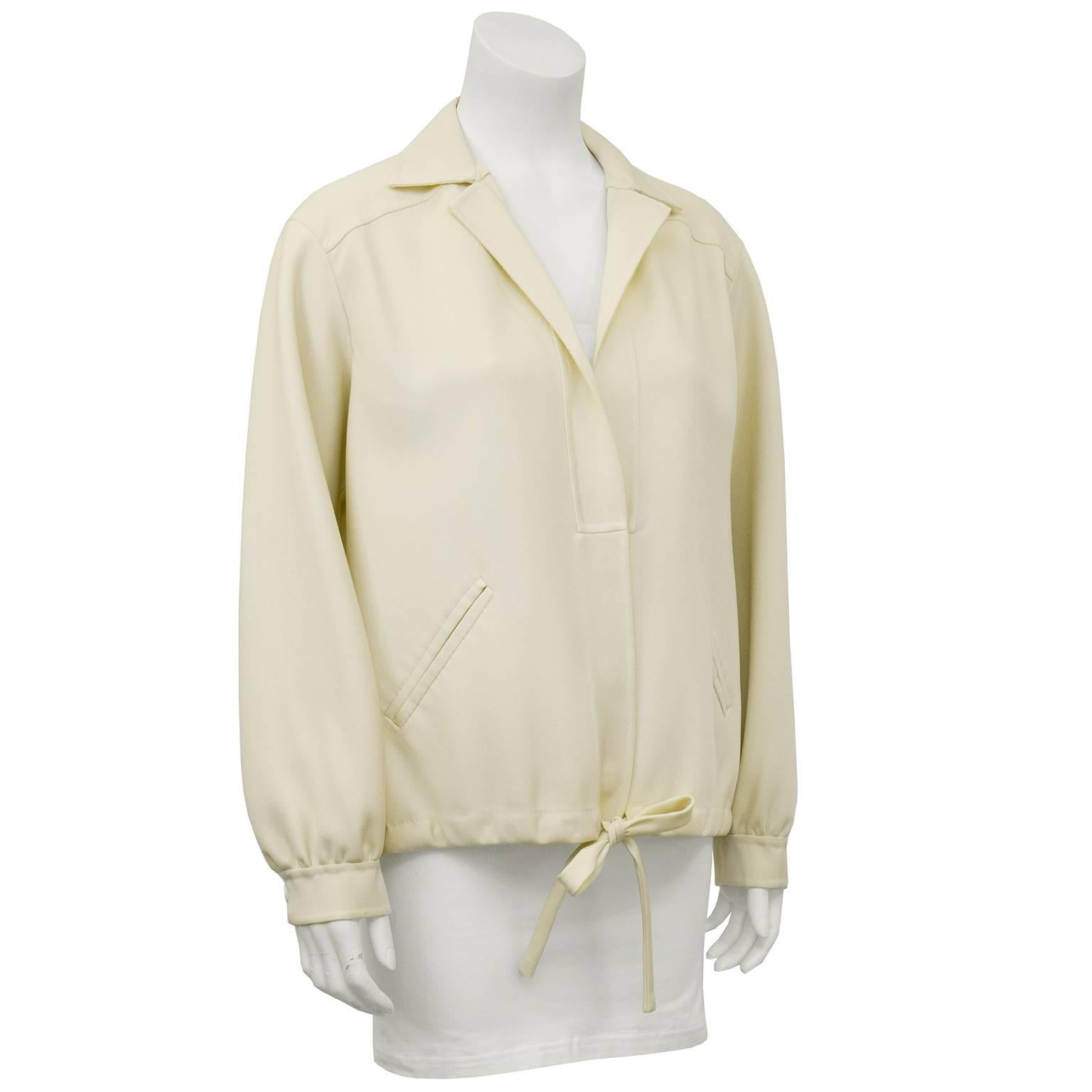 Mila Schon lightweight cream wool jacket dating from the 1970s. Very current blouse-on shape. Adjustable drawstring hem. Marked US size 8. Excellent vintage condition. Fits like a US 4-6.

Sleeve 19