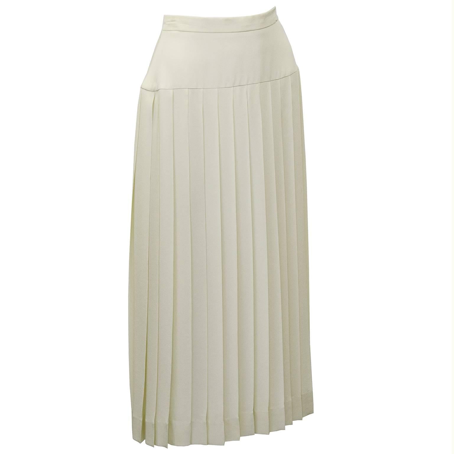 1980's cream silk Chanel skirt. Natural waist fit with a drop and pleated skirt. Classic and versatile Chanel staple. Excellent vintage condition. Fits like a US 2.

Waist 26" Hips 34" Length 31.5"
