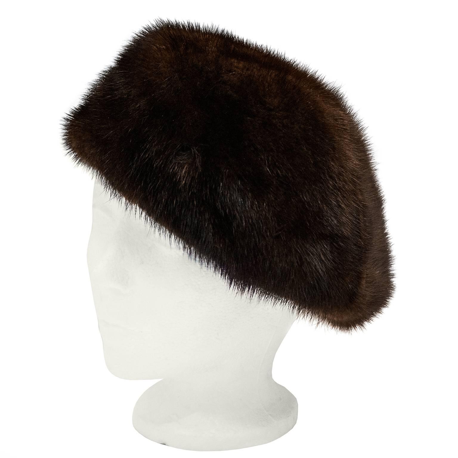 Fabulous 1970's mink beret by Agnes France. Gorgeous fur, beautifully preserved. Perfectly clean interior. The perfect touch for your winter look. Excellent vintage condition. 

Perimeter 23.5"