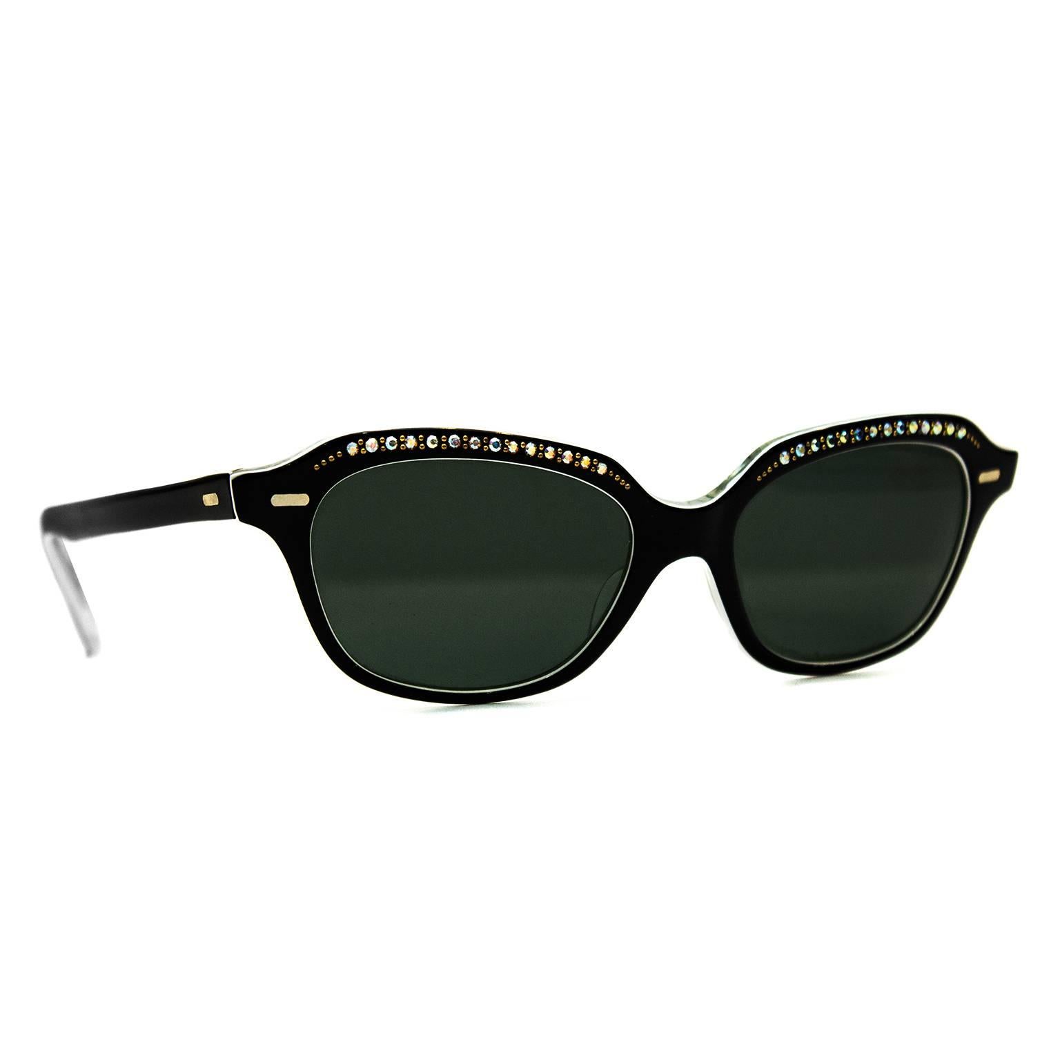 Sun Rite-Sonnenbrille aus den 1950er Jahren. Schwarzes Harz mit winzigen goldenen Perlen und schillernden Strasssteinen verziert. Schwarz/grünes Glas. Sehr schöner, ausgezeichneter Vintage-Zustand. Keine Schachtel oder Etui enthalten. 