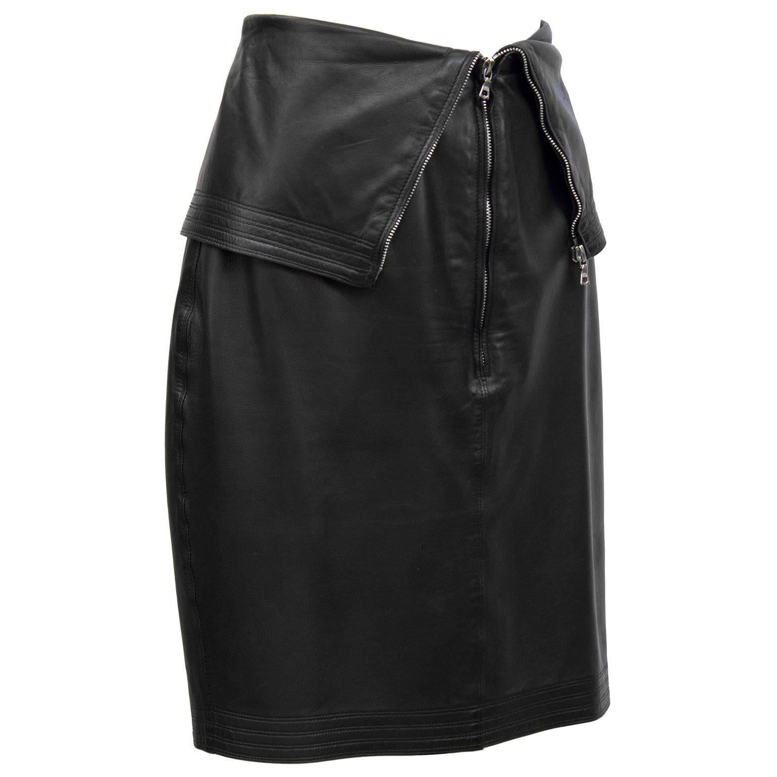 Classic 1980's Gianni Versace leather lambskin skirt. Buttery body conscious black leather with long silver zipper detail. Top of skirt folds down over hips or zipped up to below bust. Excellent vintage condition, fits like a US 4. 

Waist 28"