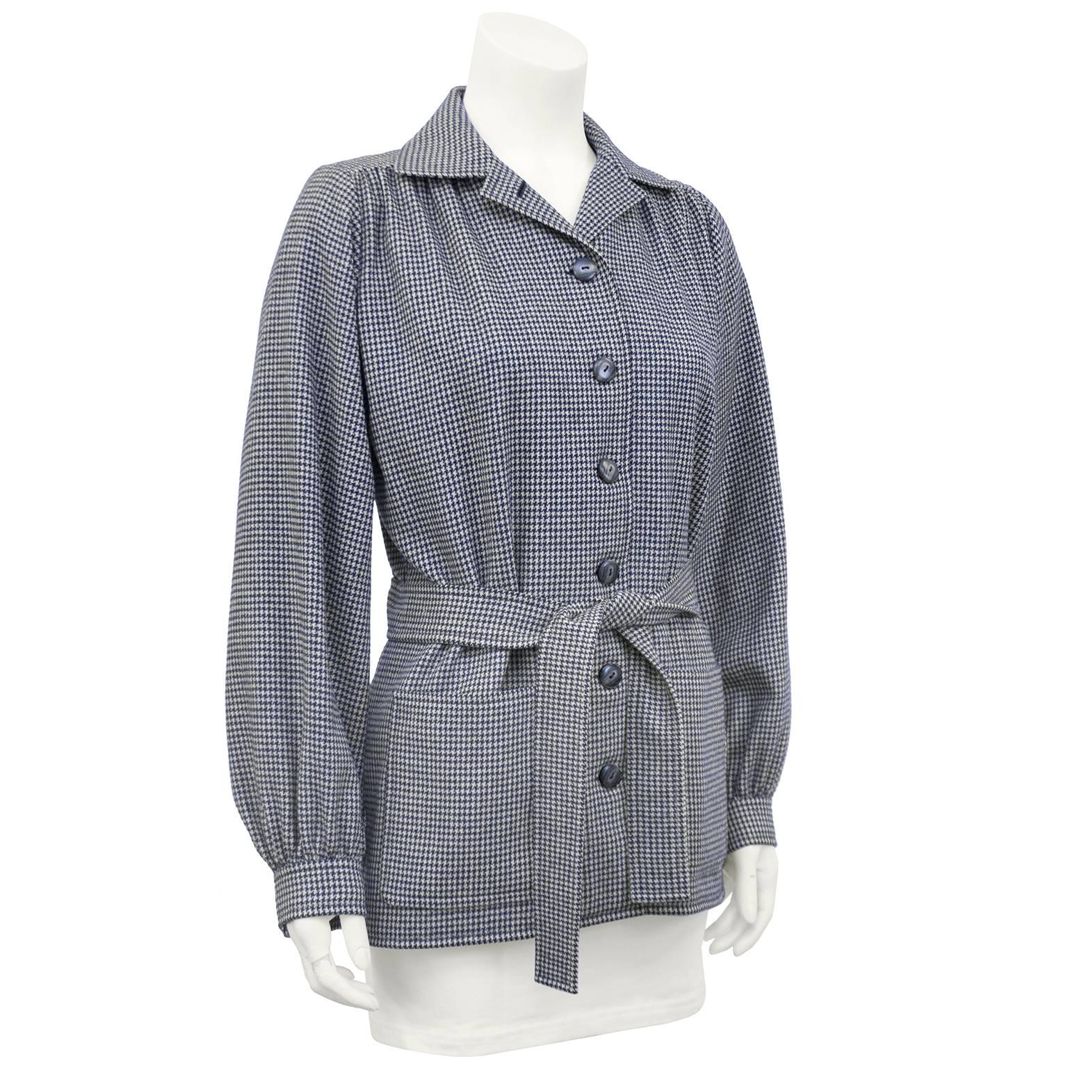 1970s Yves Saint Laurent haute couture navy blue and cream small houndstooth printed belted jacket. Navy blue/grey marble plastic buttons, optional belt, patch pockets at the hips and bishops sleeves. Cream silk lining. Excellent vintage condition.