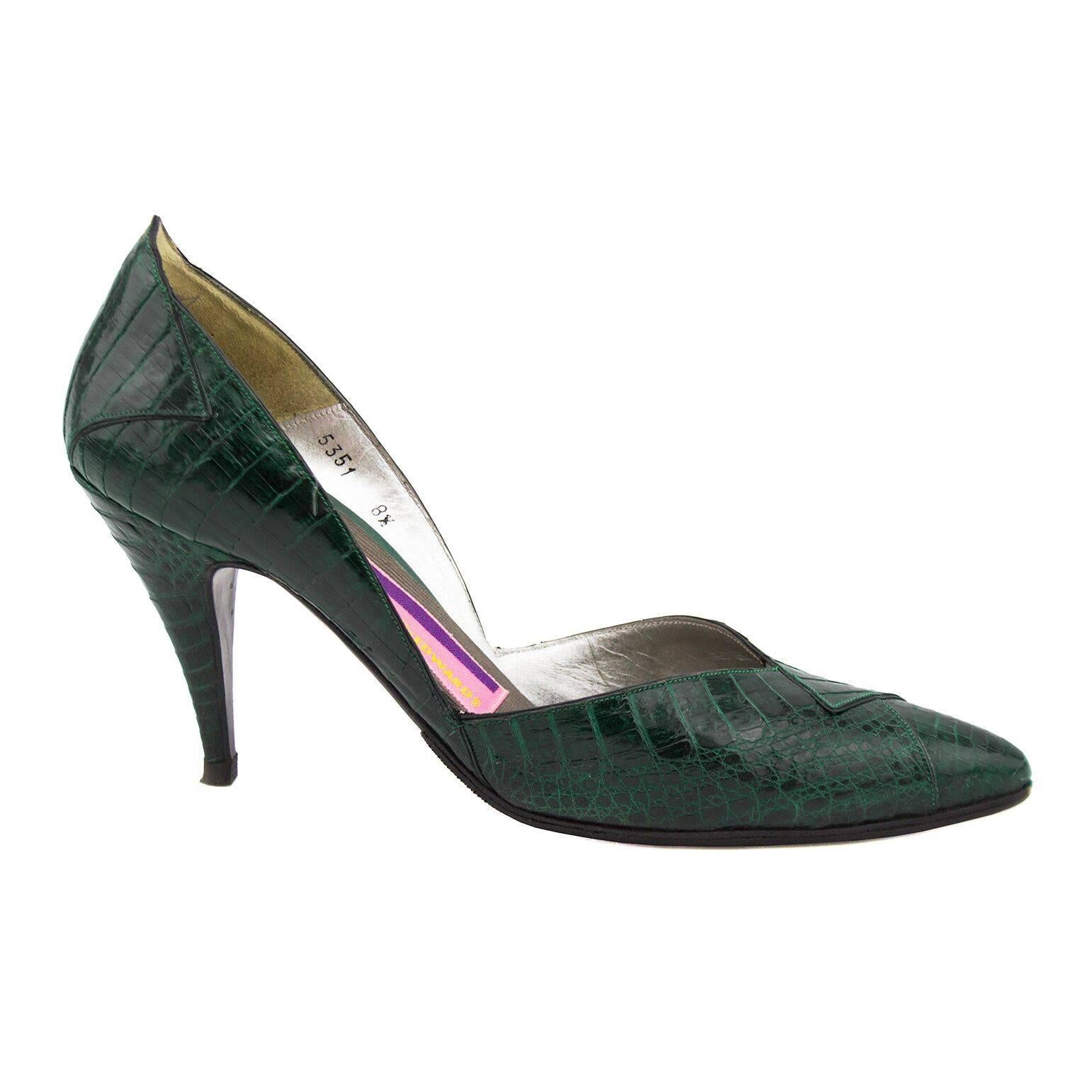 1980s Susan Bennis Warren Edwards exotic skin Dorsay style pumps. The most exclusive and sought after shoes of the decade of excess! Hunter green with corresponding green top stitching. Skins have been well preserved. Interior in excellent