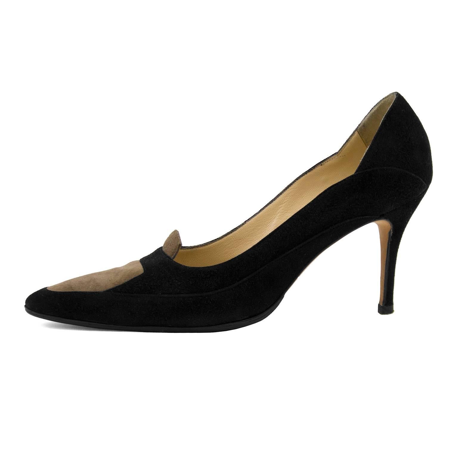 1990s Manolo Blahnik black suede pumps with brown colour blocking at toe box. Excellent vintage condition, very, very slight wear to interior sole and exterior has been refurbished with black rubber sole. Visible 1950's influence. Size IT 38.5, 3.5