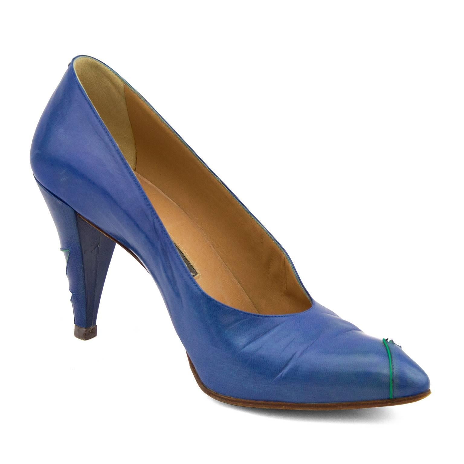 1980s Maude Frizon blue leather pumps with thin green lightening bolt zigzag detail. Almond shaped toe and leather covered heel are accented with a green leather piped zigzag. In excellent condition with slight signs of wear to the soles. Marked FR