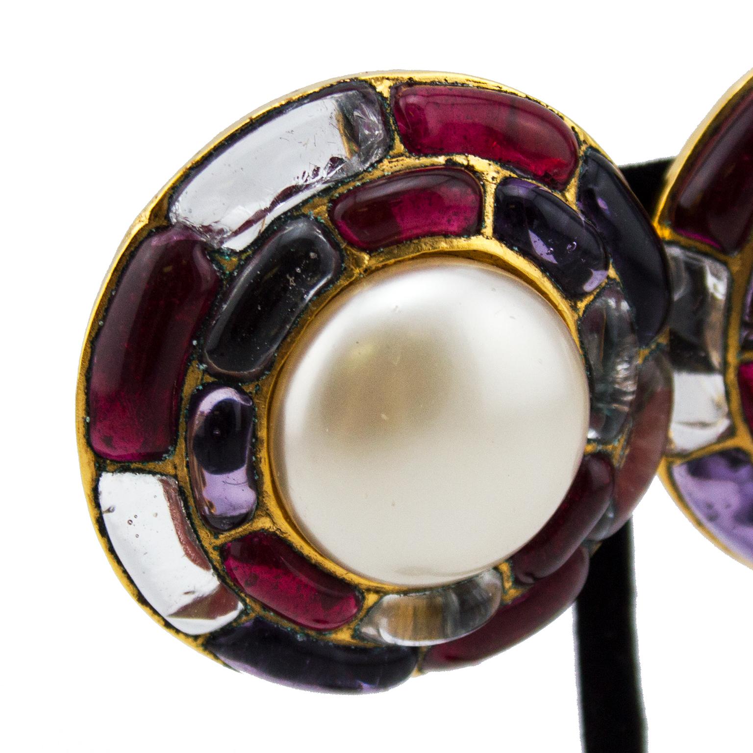 1994 Fall Chanel Poured Glass and Pearl Circle Earrings In Excellent Condition In Toronto, Ontario