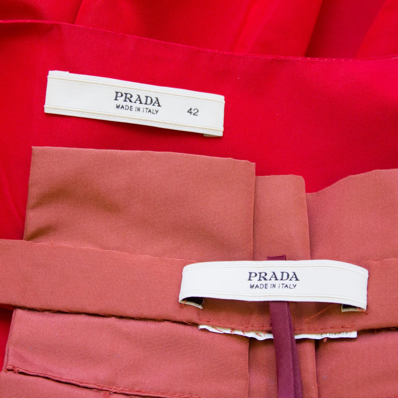 Prada - Robe de cocktail en taffetas rouge prête à être portée au printemps 2005 avec tablier Pour femmes en vente