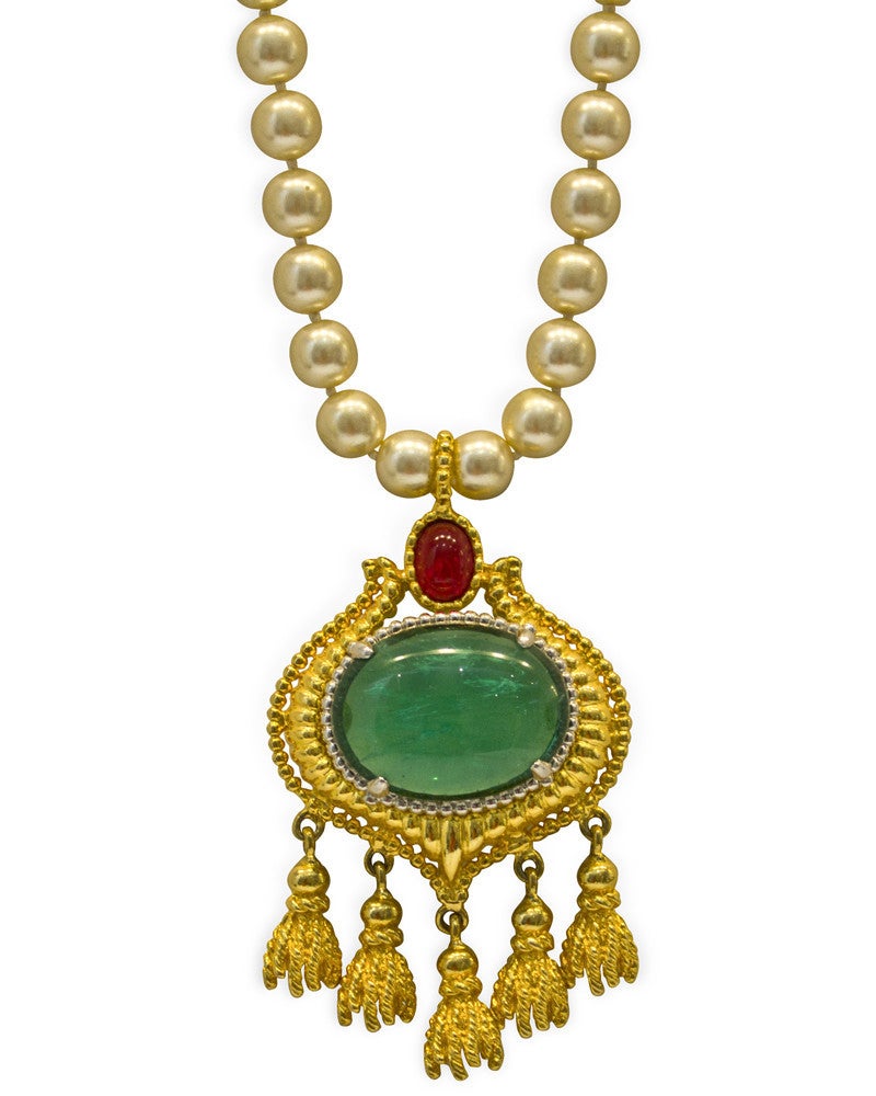 Vintage Kenneth Jay Lane large knotted faux-pearl necklace with over sized poured green glass pendant set in gold-plated metal, 1980s. Excellent condition.

Length: 17