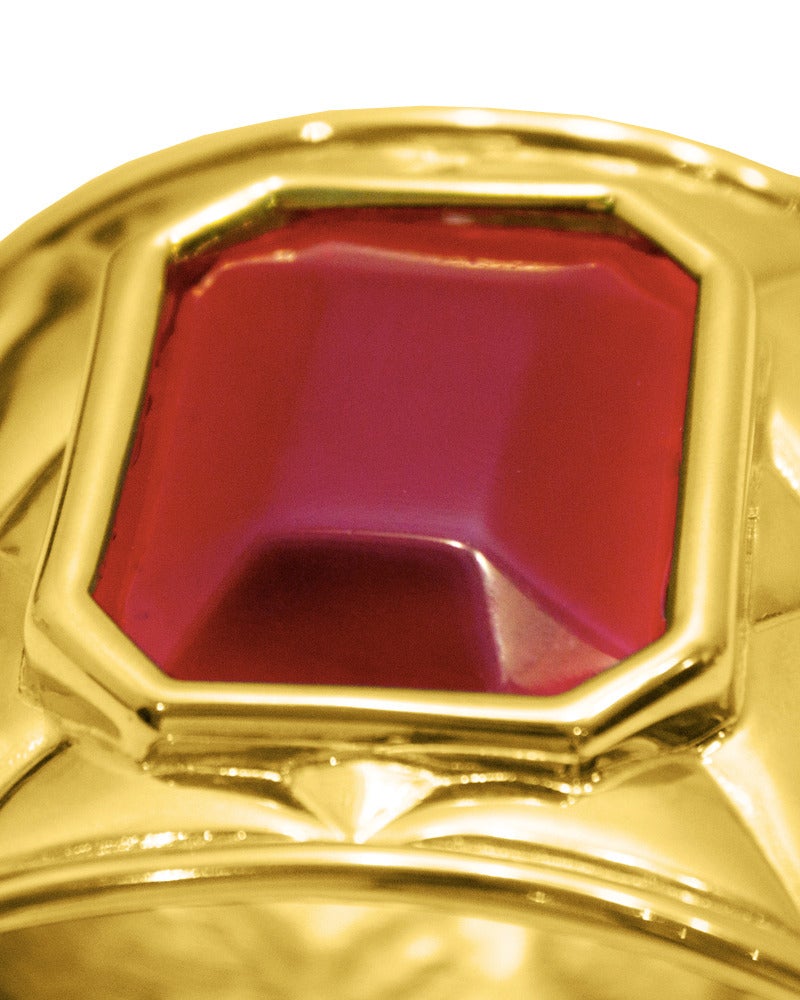 Les Bernard Gold gesteppte Manschette mit rotem gegossenem Glasstein, Ende der 1980er Jahre (Zeitgenössisch) im Angebot