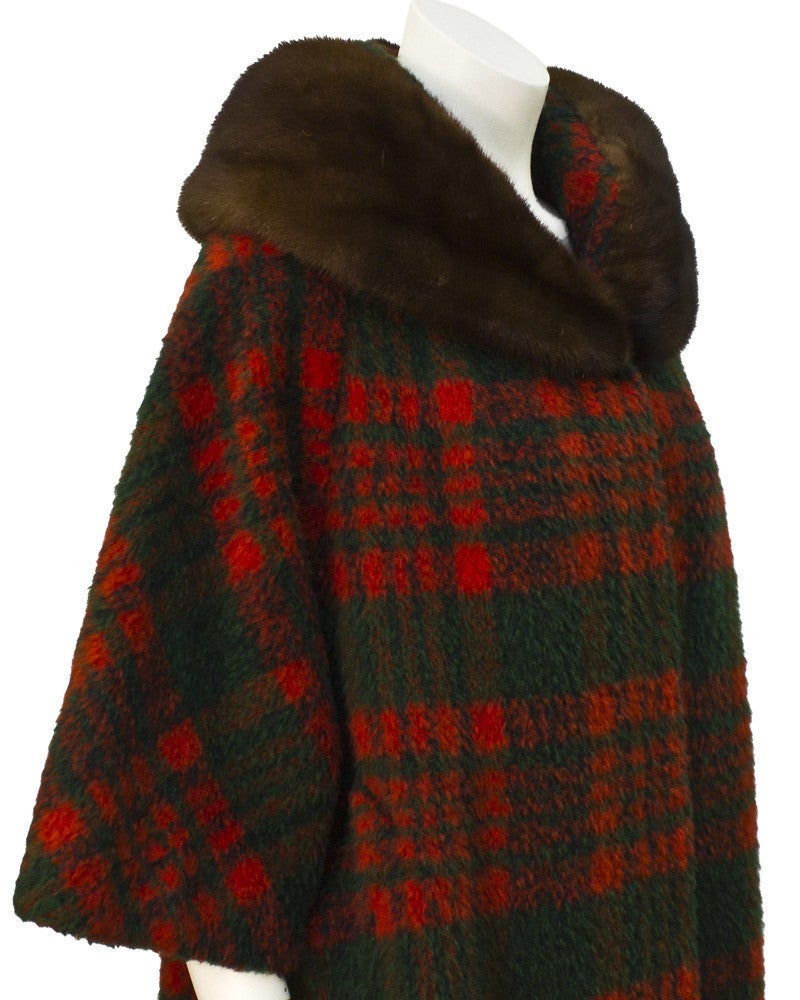 1960s Tisse a Paris for Lilli Ann Rouge & Green Tartan Swing Coat In Excellent Condition In Toronto, Ontario