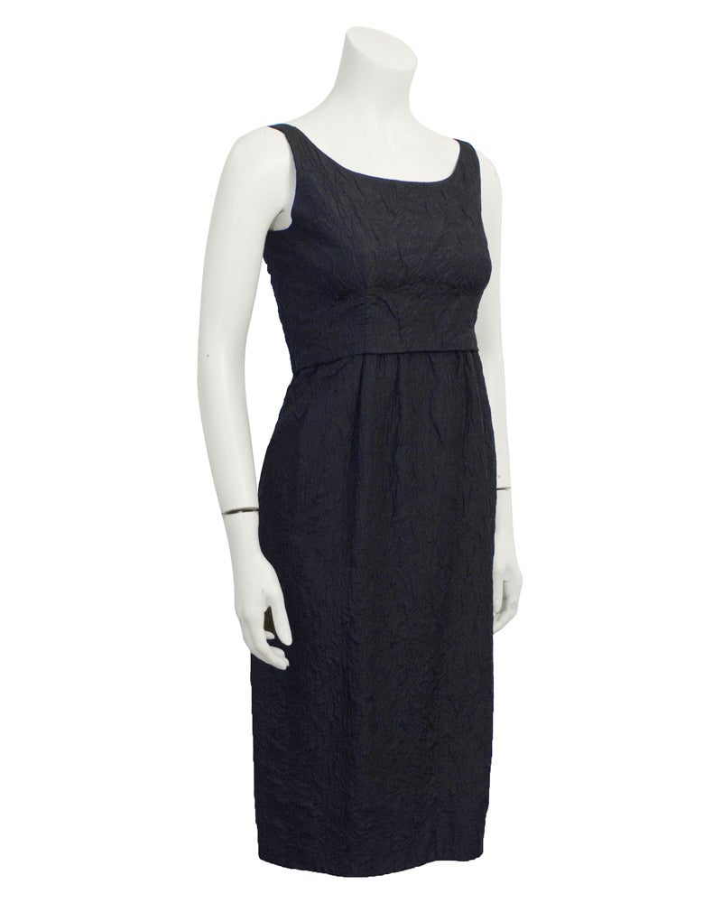 Élégante robe en soie cloquée (effet cloque) Nina Ricci des années 1960 et veste assortie avec doublure en soie de couleur crème. Cette robe chérie a un corsage ajusté avec une taille empire. C'est le LBD parfait. La robe a une veste assortie pour