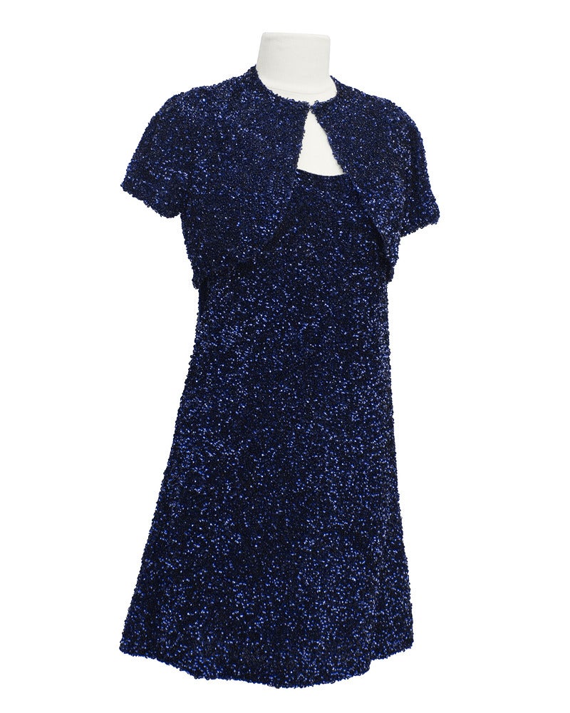 mini robe à bretelles spaghetti haute couture Jacques Griffe des années 1960 et boléro à manches courtes assorti avec une fermeture à crochets et à œillets. De magnifiques paillettes perlées à la main. Doublure en soie violette. Très petite taille