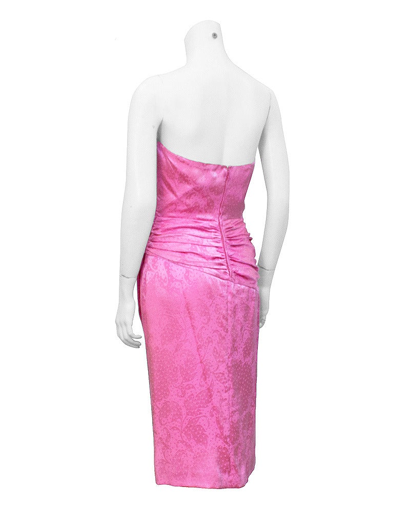 A signature look1980's Vicky Tiel pink strapless cocktail dress. Made of a silk jacquard, the bodice is ruched and crosses over on the front. The sweetheart neckline and draped skirt create a very sexy silhouette. In very good vintage condition,