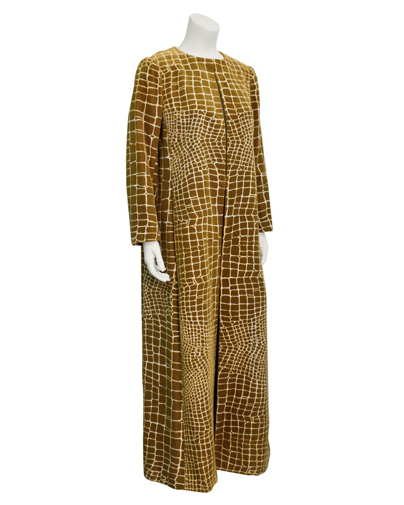Superb hostess ensemble from 1970's. Caramel and white velvet open style maxi coat with matching slightly belled pants. Dramatic and unique, very Auntie Mame with a French flare. In excellent vintage condition.

Jacket: Shoulder 15