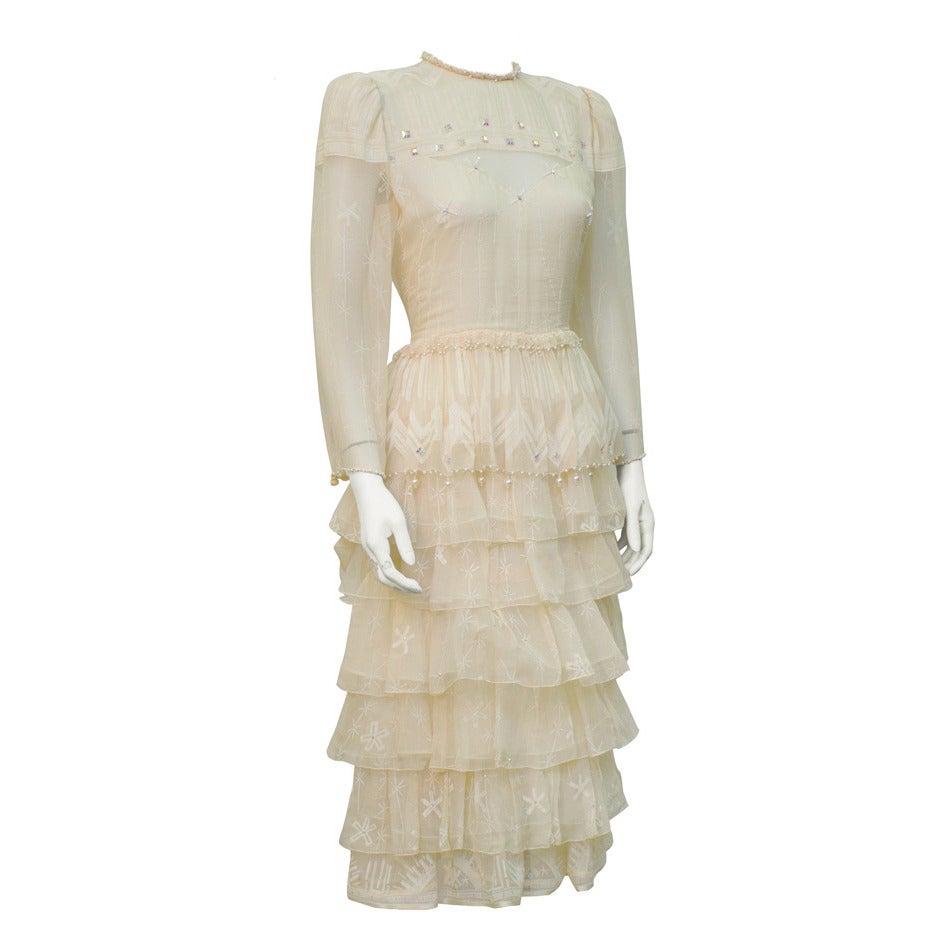 Zandra Rhodes Cremefarbenes bedrucktes gestuftes Kleid Circa 1978 im Angebot