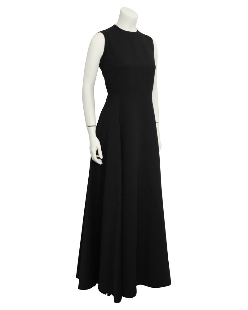 Sencillo y deslumbrante hermoso vestido de los años 60 de Geoffrey Beene. Sin mangas, con costuras curvadas en la cintura que crean una falda con un bonito drapeado. Cremallera invisible en la espalda y dobladillo ancho que puede bajar fácilmente un