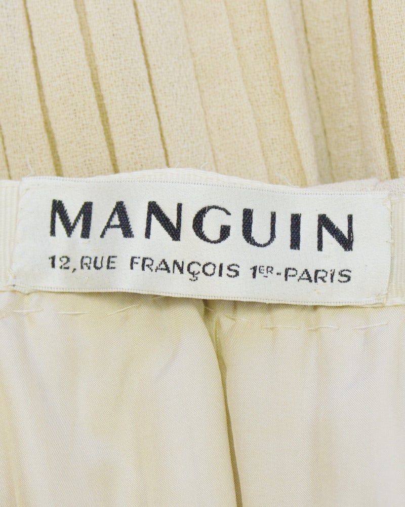 1940's Manguin Cream Dress with Pleated Skirt and Bow Detail In Good Condition In Toronto, Ontario