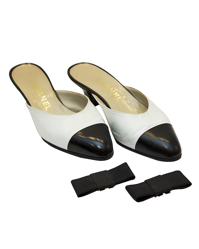 1990's Chanel White & Black Leather Mules In Good Condition In Toronto, Ontario
