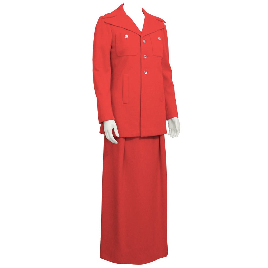 Conjunto de bata y abrigo de lana roja Pauline Trigere, años 70