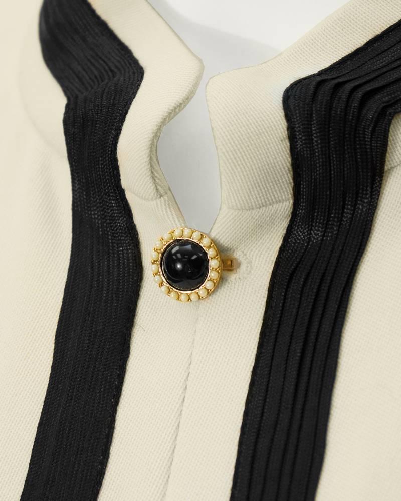 2002 Chanel Bomberjacke in Creme und Schwarz im Zustand „Hervorragend“ in Toronto, Ontario