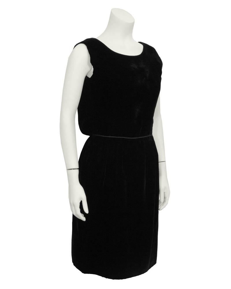 Le parfait LBD des années 1960 de Christian Dior Londres, avec son numéro de modèle et son étiquette estampillés à la main. L'intérieur est corseté pour un ajustement parfait. Le dos en V profond est légèrement drapé pour un effet 