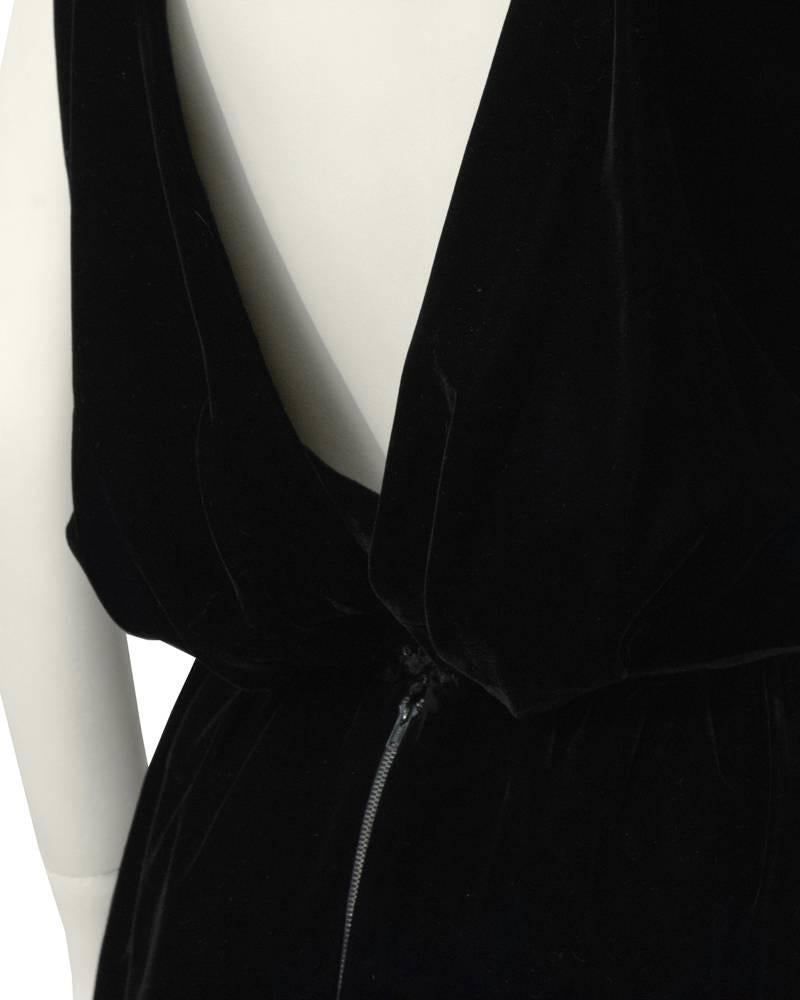 1960 Christian Dior London Vestido de cóctel de terciopelo negro en Excelente estado para la venta en Toronto, Ontario