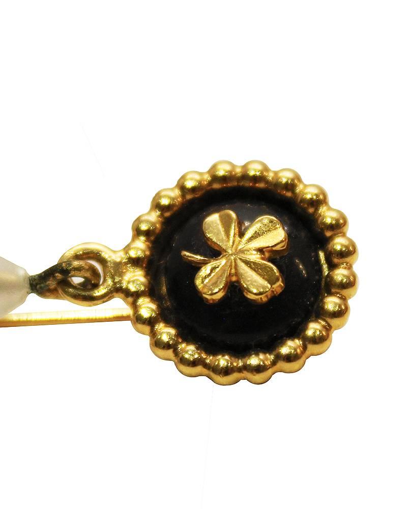 198'0s Chanel gold plate stick pin with a clover detail and a large teardrop shape faux pearl. Two of Chanel’s classic logos. Excellent vintage condition.
