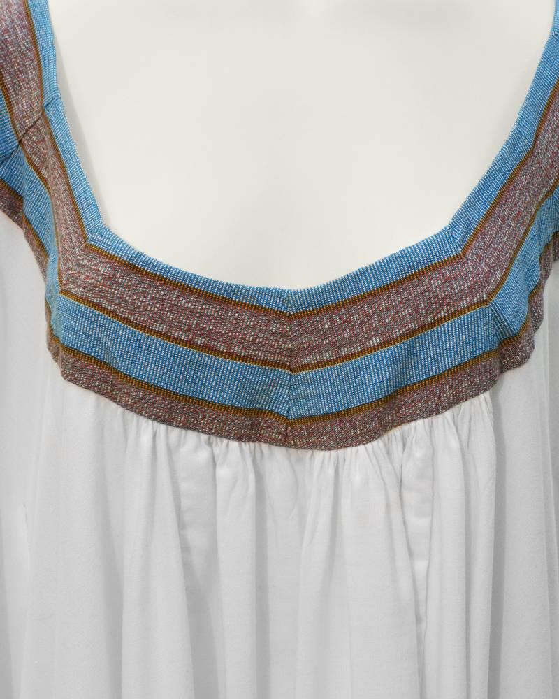 1970's White Cotton African Kaftan With Trim In Excellent Condition In Toronto, Ontario