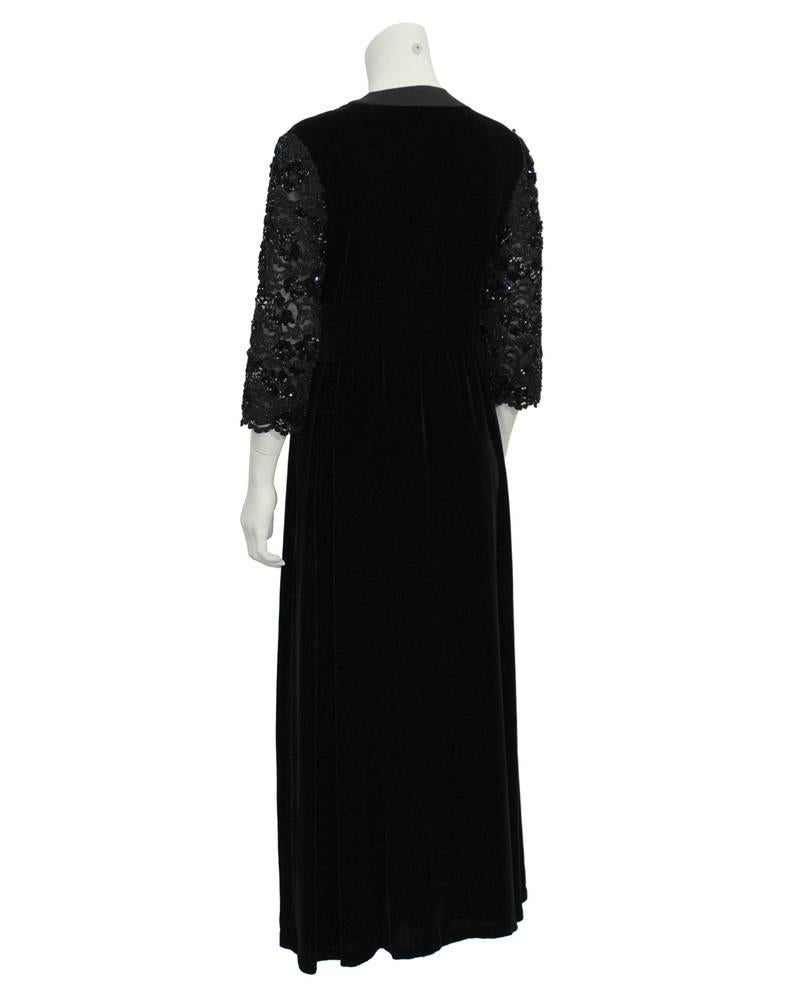 Noir Scherrer 1980 - Robe en velours noir avec manches perlées  en vente