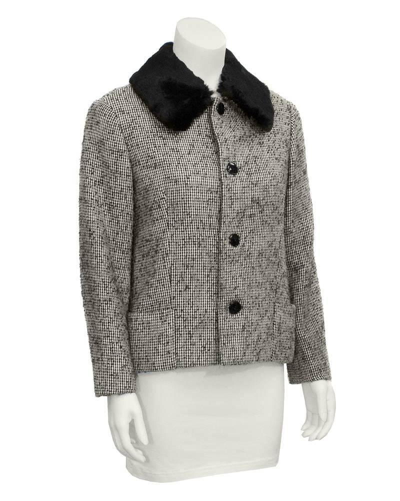 This chic Jacques Griffe black and white tweed jacket dates from the 1950s. Black sheered fur collar, with button closure, and patch pockets on each side. A timeless garment that can be used night or day. Excellent vintage condition. Fits like a US