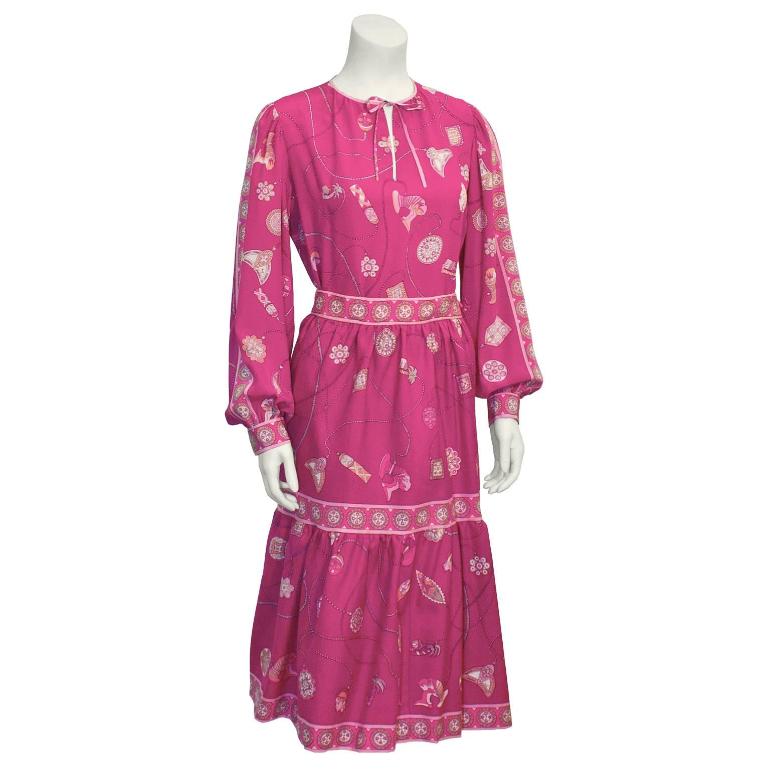 Favoloso e unico set di gonna e top rosa Pucci con motivo psichedelico dei primi anni '70. Il top in seta stile contadino ha maniche lunghe che si raccolgono ai polsi con polsini rosa più chiari. La scollatura a buco di serratura si lega sul