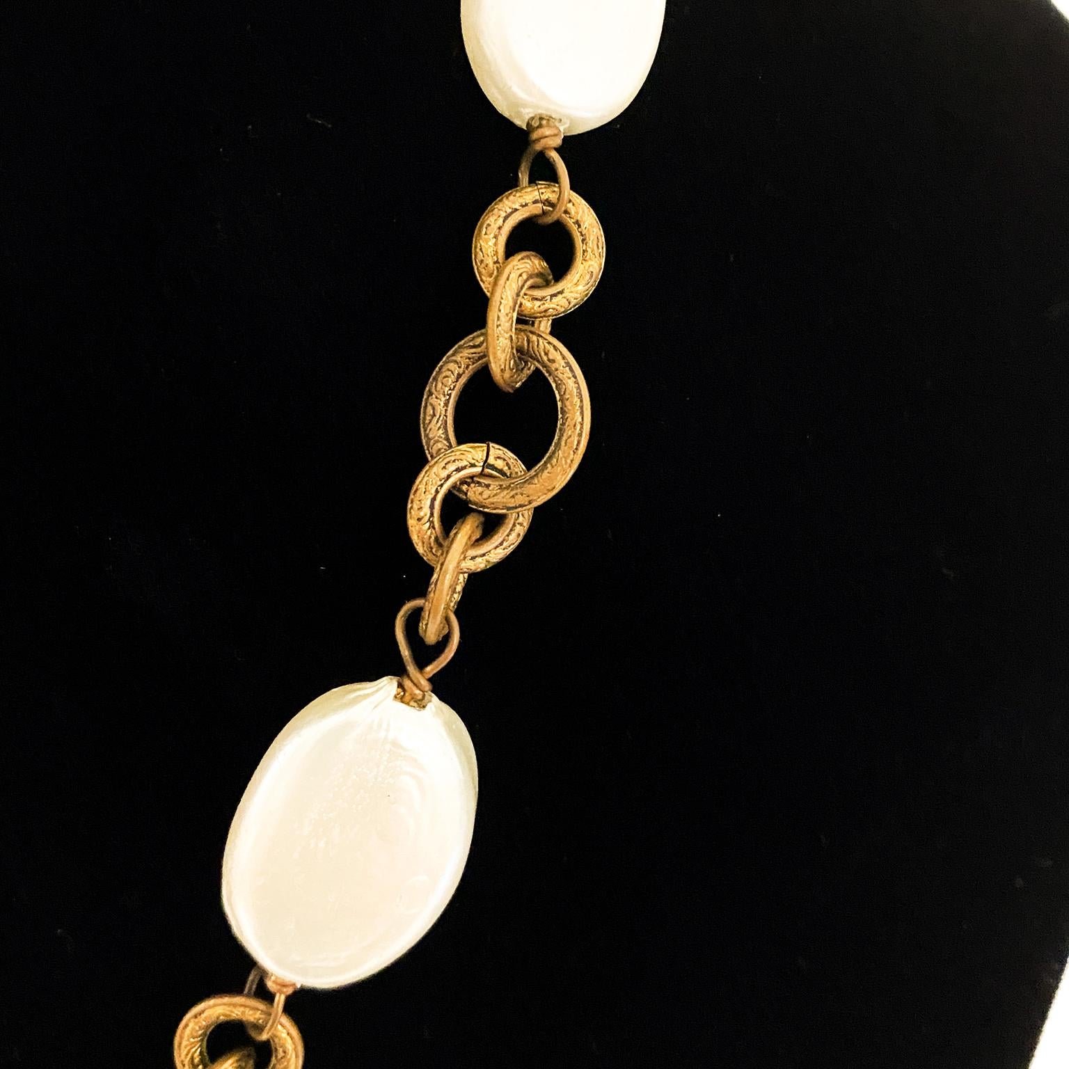1985 Chanel Perle und vergoldete Metallkette Tropfen-Halskette im Zustand „Gut“ im Angebot in Toronto, Ontario