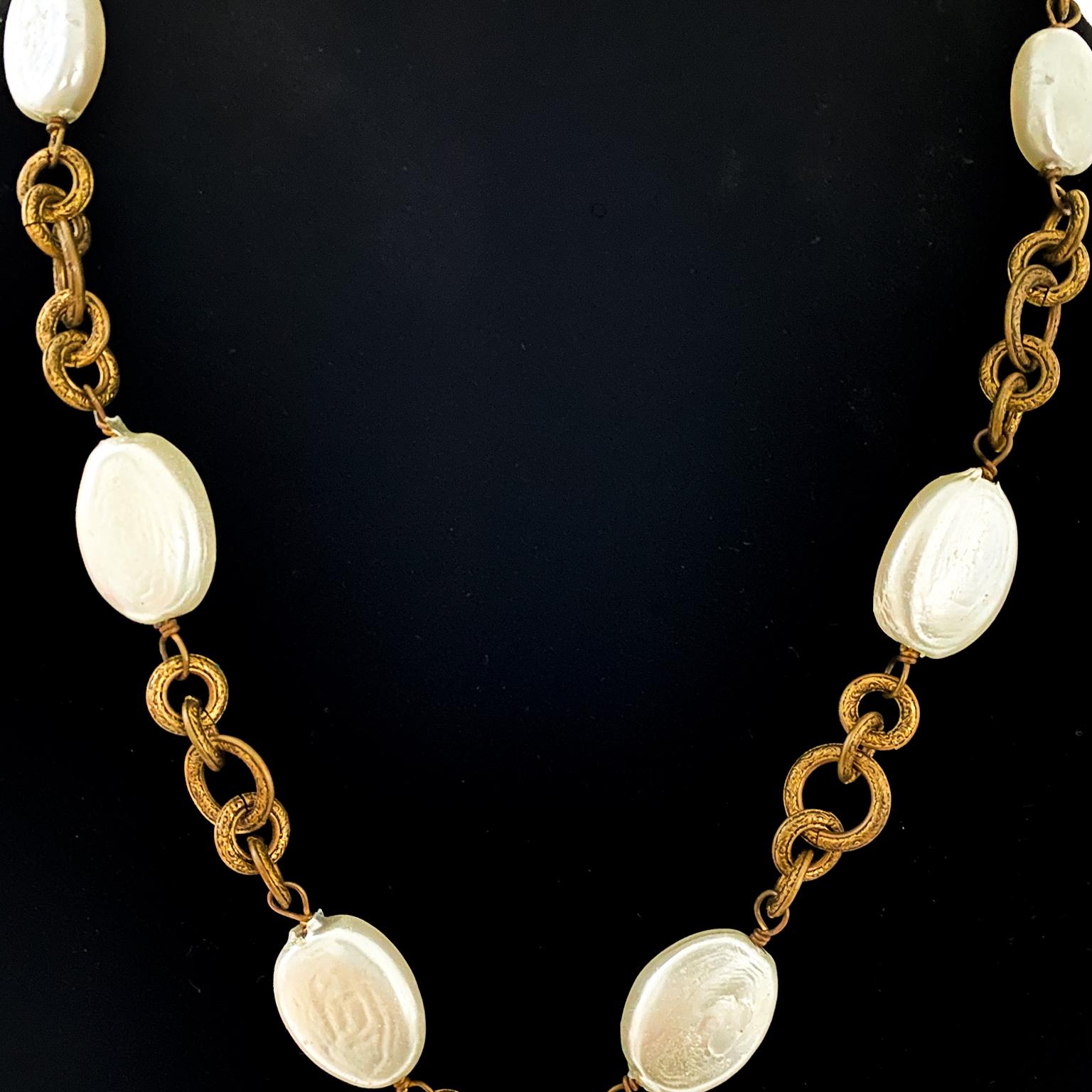 Romantique 1985 - Chanel - Collier de perles et chaînes en métal doré en vente
