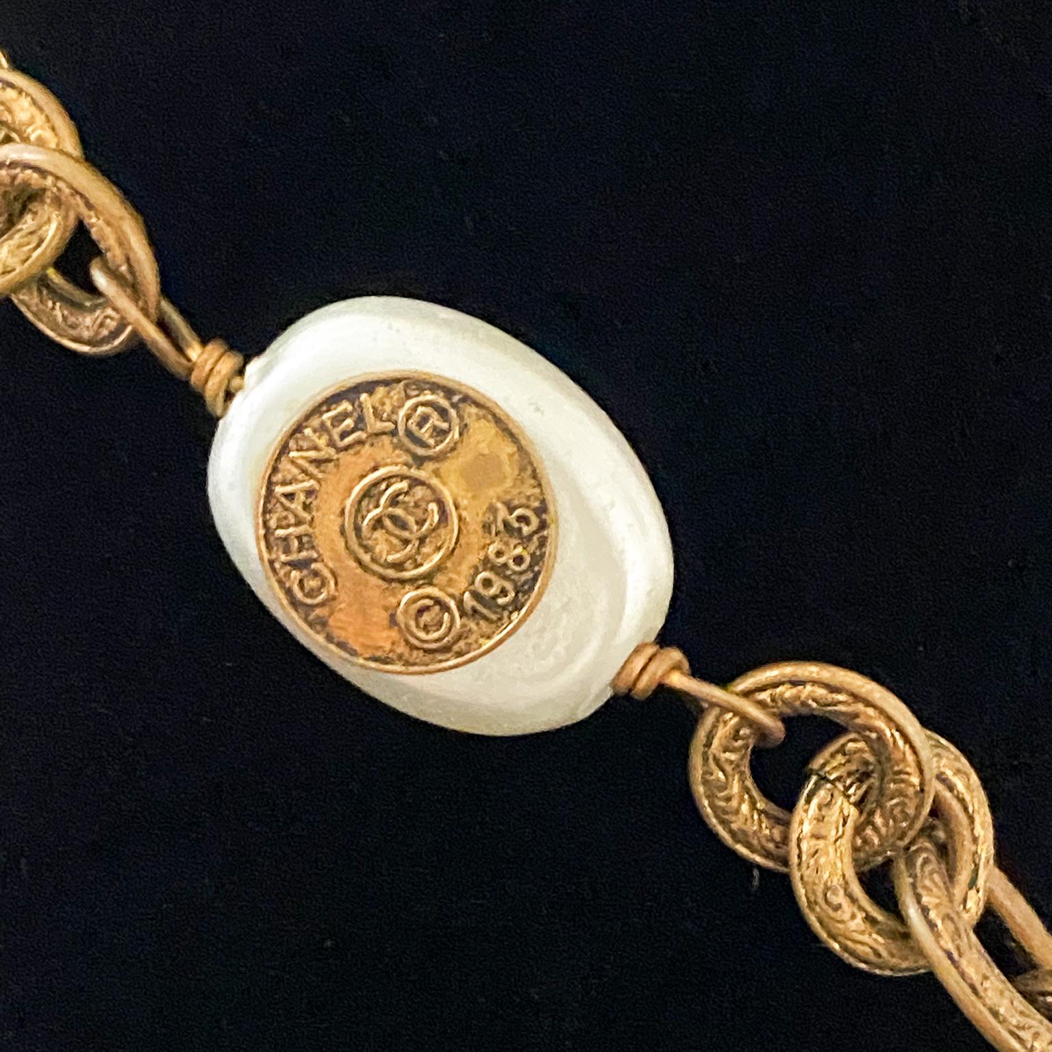 1985 Chanel Perle und vergoldete Metallkette Tropfen-Halskette Damen im Angebot