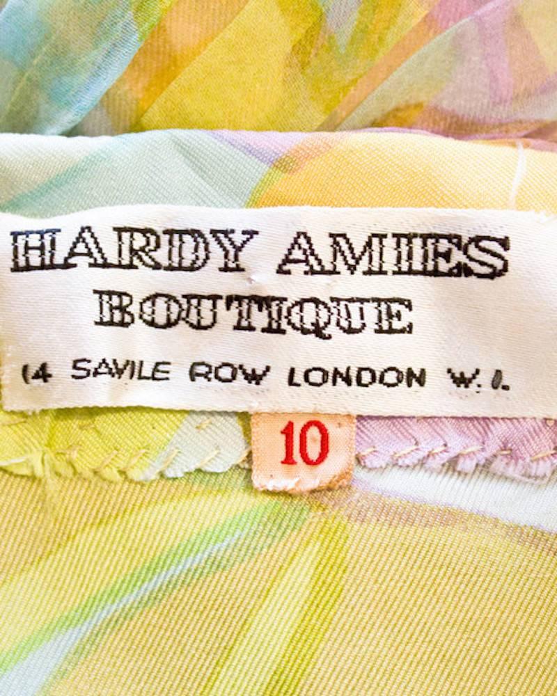 Robe de jour Hardy Amies en soie à fleurs pastel (années 1960) Pour femmes en vente