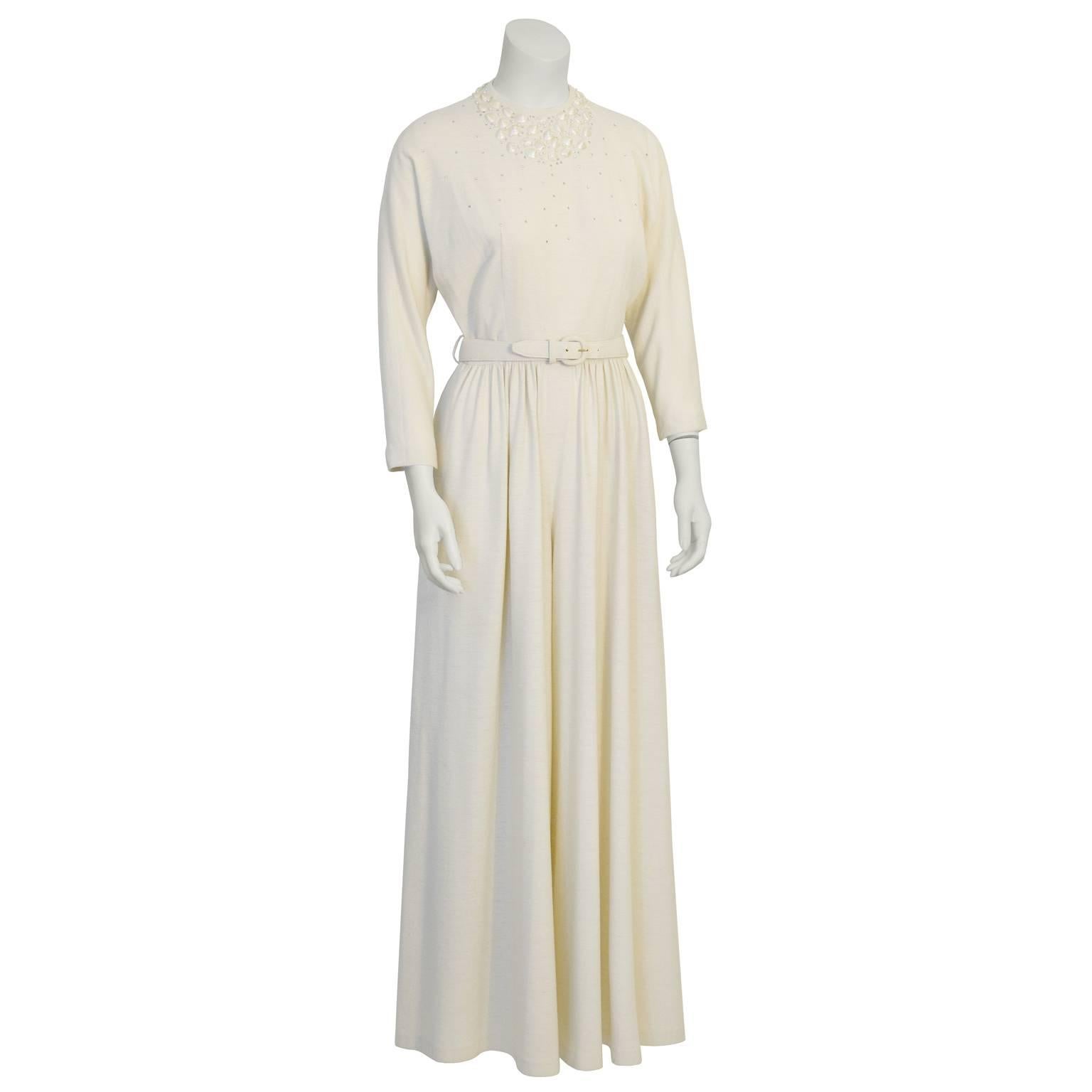 Dieser bezaubernde:: cremefarbene Robert Rosenfeld-Jersey-Overall aus den 1960er Jahren hat bezaubernde Muscheln und Strasssteine am Hals:: Dreiviertel-Ärmel:: eine geschnürte Taille und eine Palazzo-Hose mit weitem Bein. Ganz