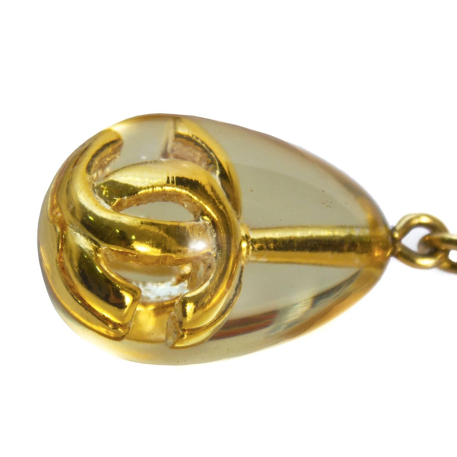 This stunning gold plate Chanel necklace is the perfect way to add some drama to any outfit. Features long chain, with a clear plexi teardrop shaped pendant with a gold CC inside of it. Spring ring clasp. Excellent vintage condition. 

Drop 17