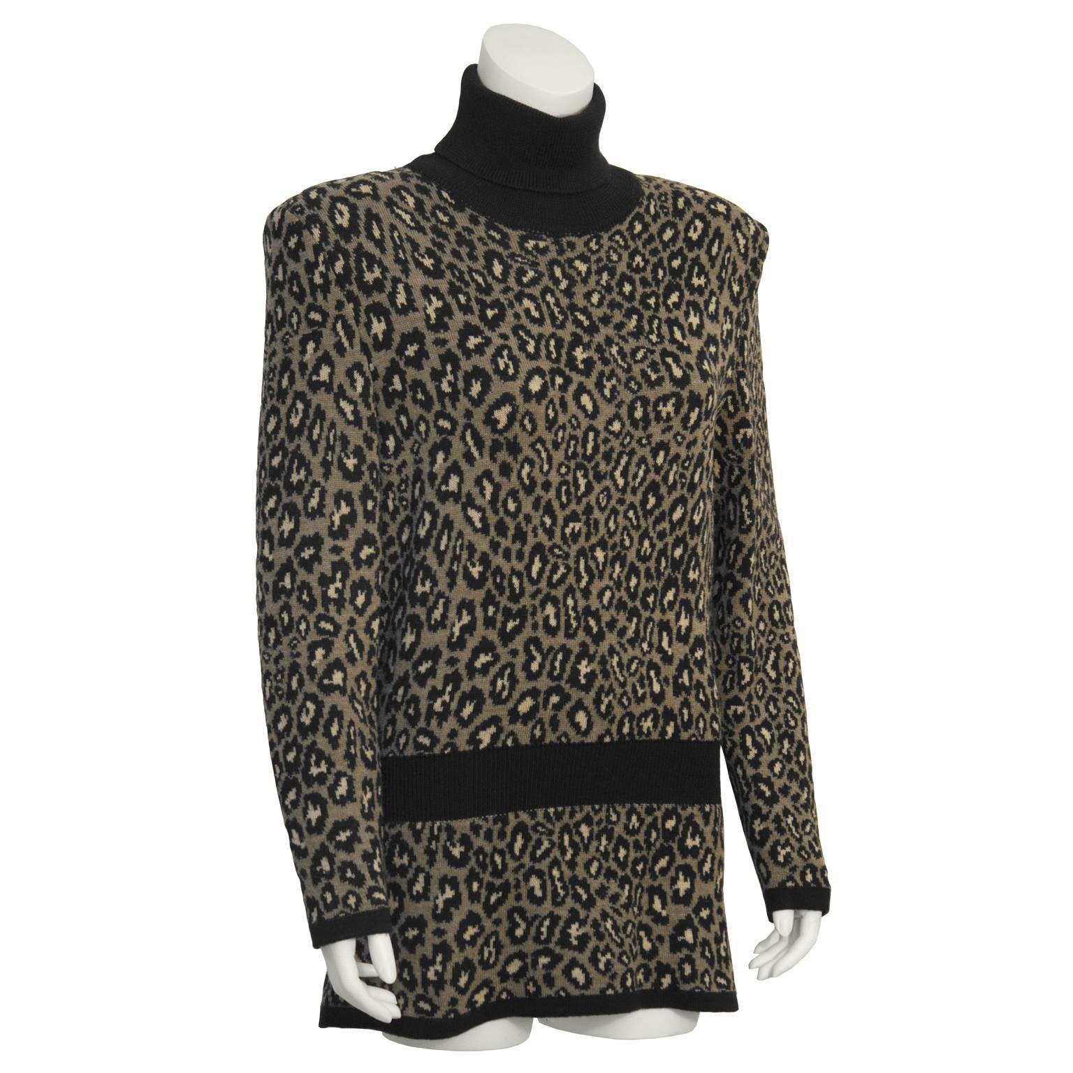 Valentino leopard knit turtleneck sweater from the 1980's features padded shoulders, black ribbed waist band, and black ribbed trim. Leopard print features notes of taupe, black and beige. Excellent vintage condition. Fits like a US 6.

Length 32
