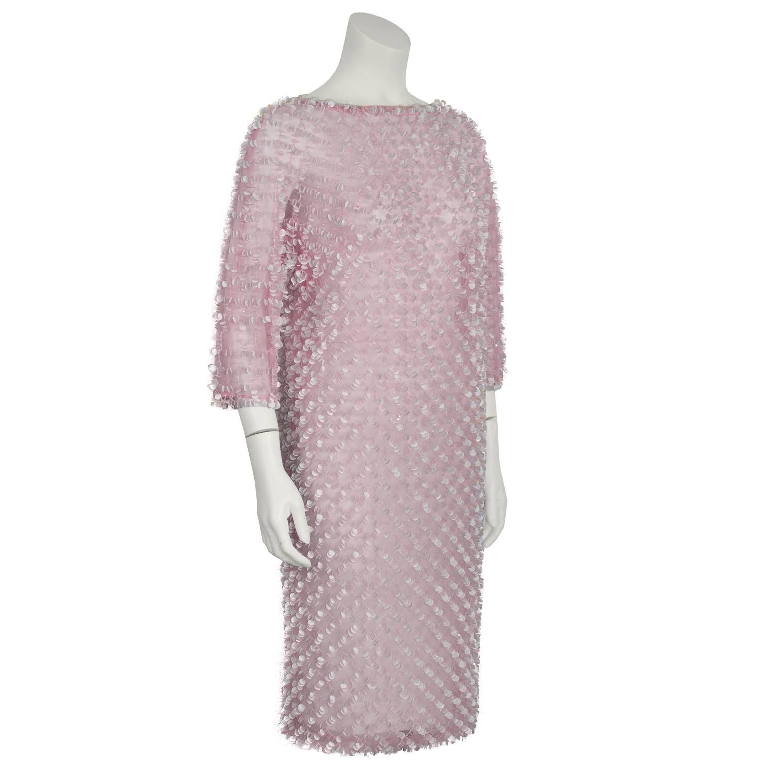 robe en filet rose pâle importée de Hong Kong dans les années 1960, avec un motif perlé de paillettes iridescentes blanches et roses sur toute la surface. Encolure bateau qui descend dans le dos, manches trois quarts. Fermez le dos. Elle est superbe