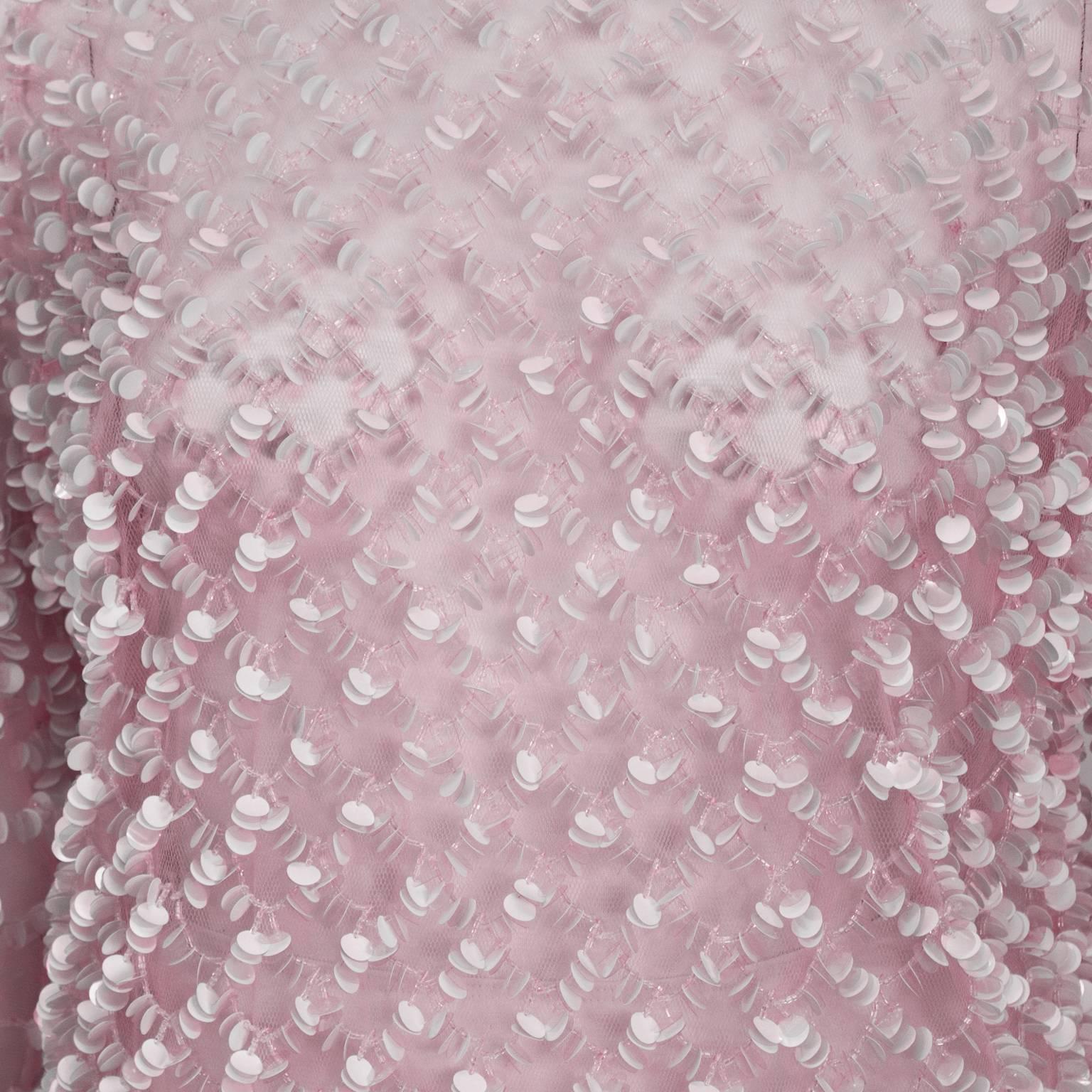 Robe de cocktail asymétrique recouverte d'une paillette de filet rose anonyme, années 1960 Pour femmes en vente