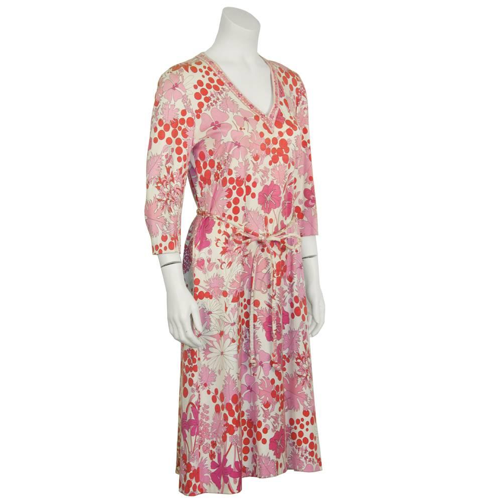 Comfortable and loose fitting printed cotton jersey Averardo Bessi floral day dress from the 1970's, with a v neck, mid length sleeves and a zipper up the back. Allover floral pattern in pink, coral and white. Excellent unused condition. Fits like a