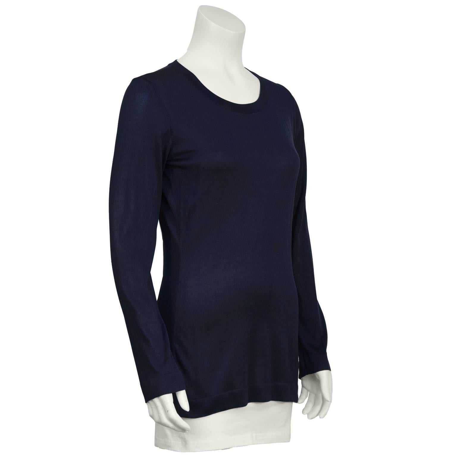 1990's Chanel navy classic long sleeve cotton knit top. Crew neckline, with a small single resin CC button fastening at the back. A great non black staple piece for every wardrobe. Excellent condition. Fits like a US 4-6.