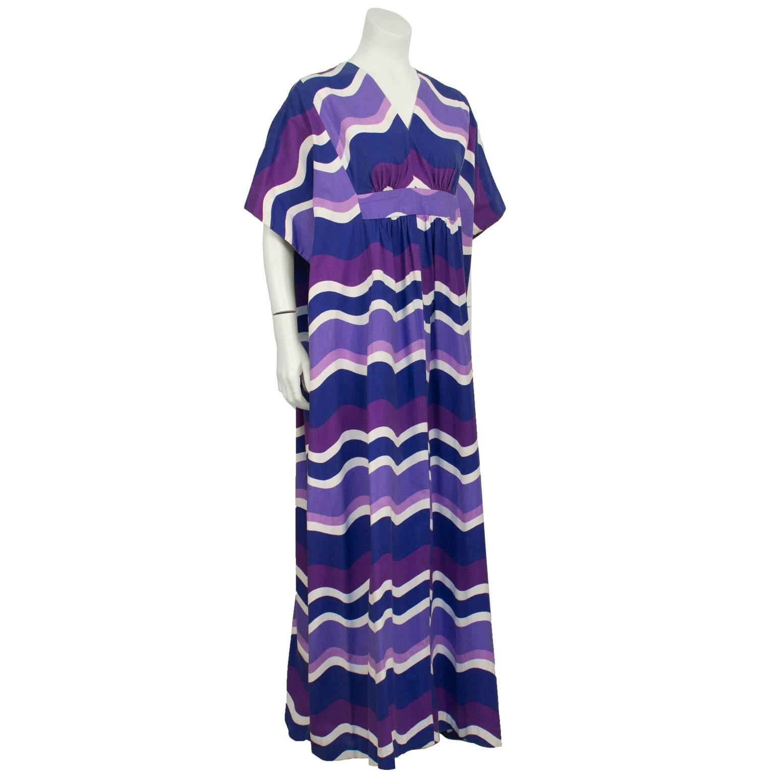 Anonymer Baumwollkaftan im Bohème-Stil der 1970er Jahre mit mehrfarbigem lila und weißem Wellenmuster. Das Kleid hat einen V-Ausschnitt und eine leicht gerüschte Brust mit einem versteckten Empire-Taillenband, das unter dem Kleid und am Rücken