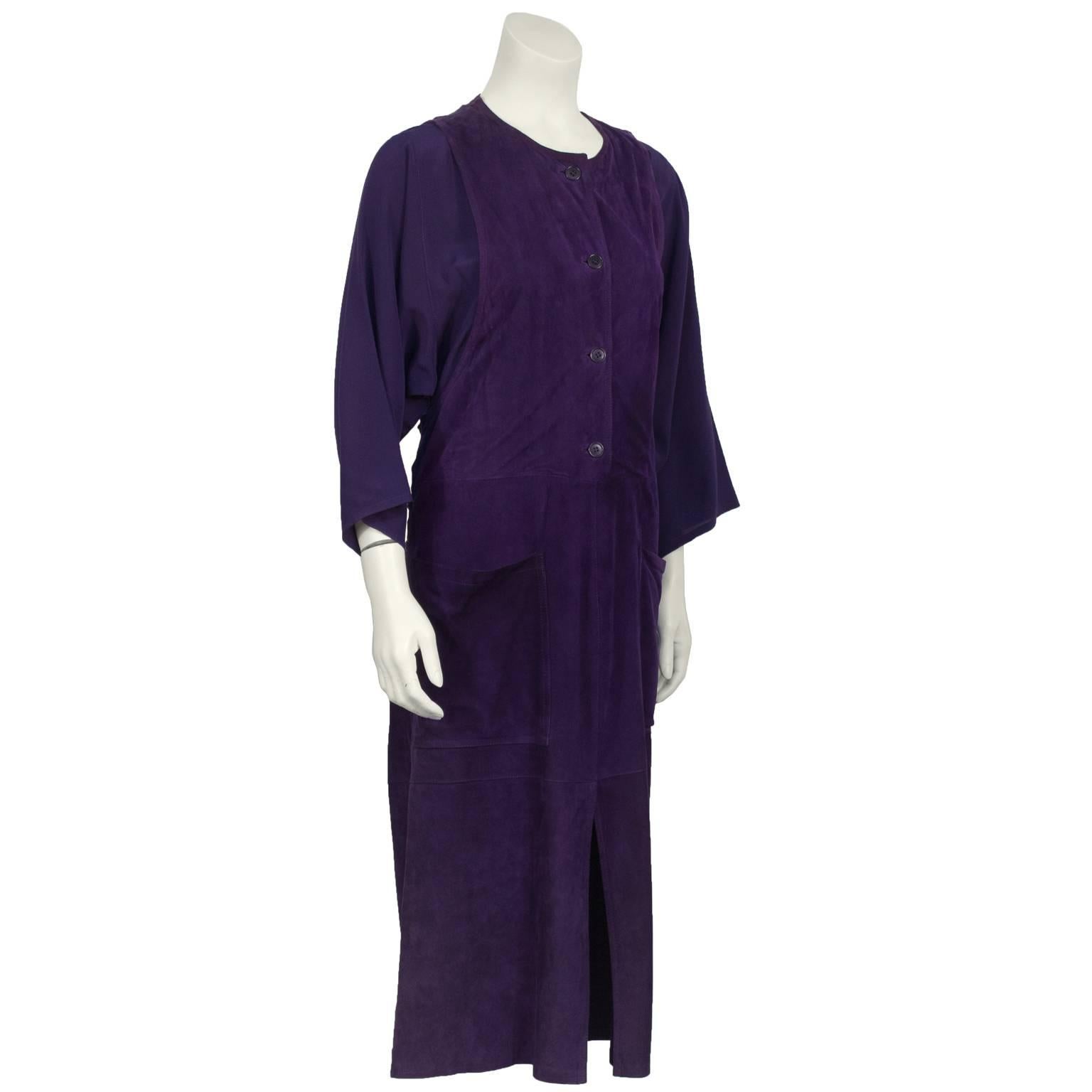 Robe anonyme en crêpe de daim et rayonne des années 1970. Peut-être conçu par Jean Muir. La robe donne l'illusion de porter un chemisier à manches dolman sous un pull en daim avec des boutons sur le devant, une fente sur le devant et des poches